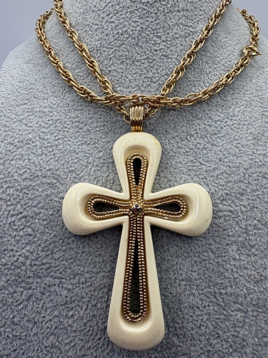Sarah Coventry Jewelry - Vintage 1975 Sarah Coventry Gold-Tone Chain with Cream Cross Pendant